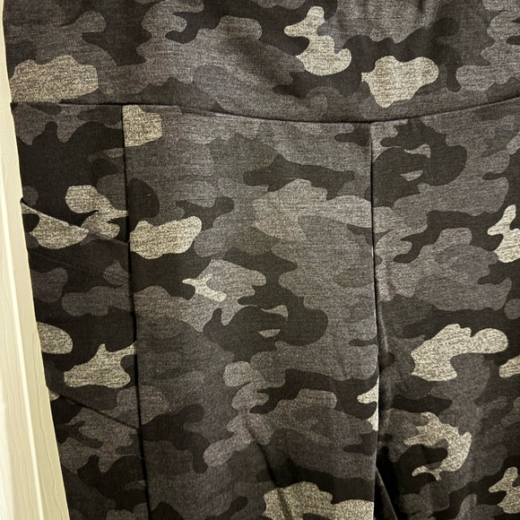 Cabi Womens ATC Leggings Side Pocket 7/8 Green Camo XL - Picture 5 of 9